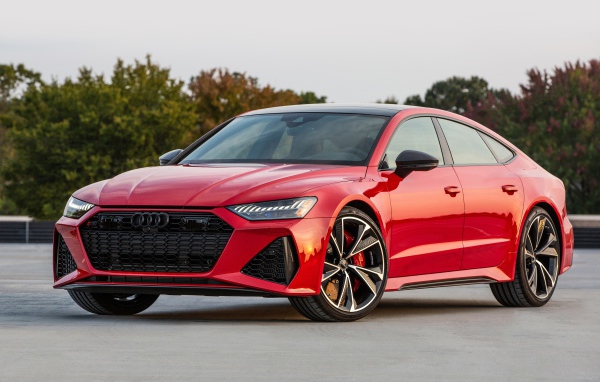 Красный автомобиль  Audi RS 7 Sportback, 2021 года 