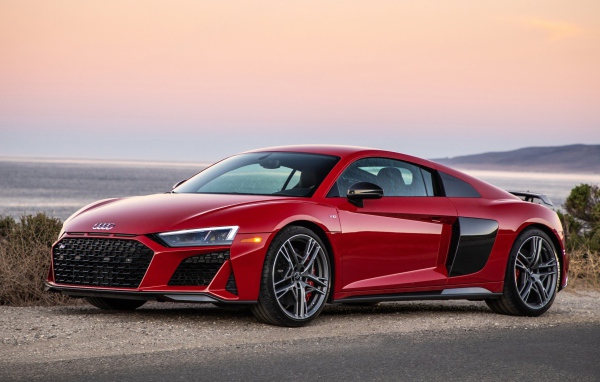 Красный спортивный автомобиль Audi R8 V10, 2020 года на фоне океана
