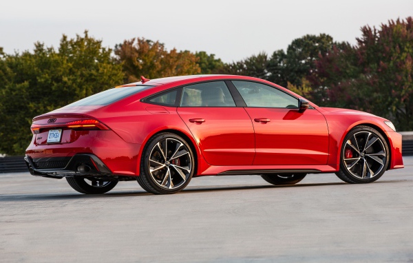 Красный автомобиль  Audi RS 7 Sportback, 2021 года вид сбоку