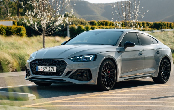Серебристый автомобиль Audi RS 5 Sportback 2020 года на дороге