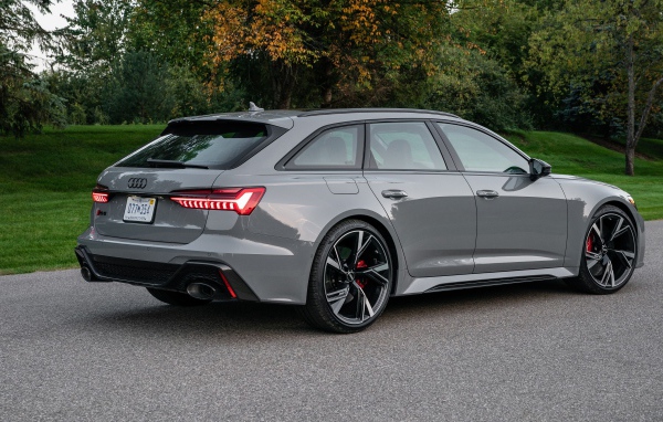 Серебристый автомобиль Audi RS 6 Avant, 2021 года вид сзади