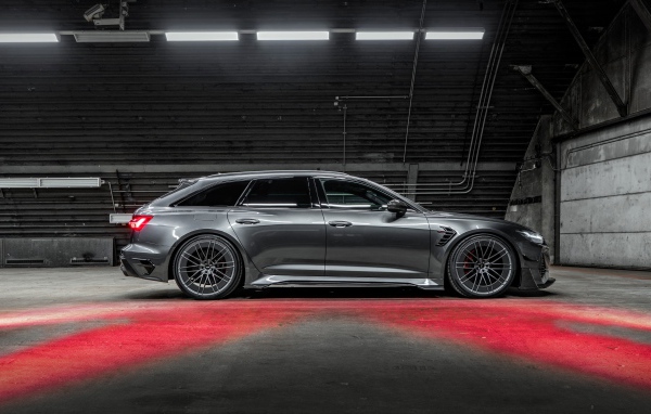 Серебристый автомобиль ABT RS6-R 2020 года в ангаре