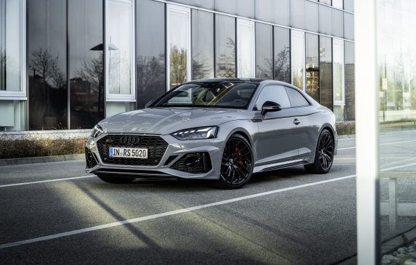 Серебристый автомобиль Audi RS 5 Coupe у здания 