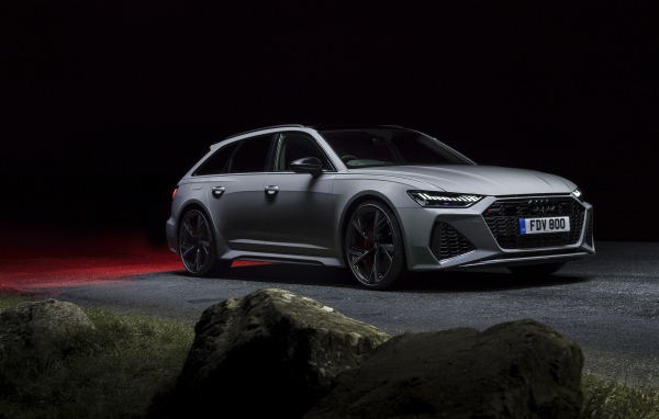 Серебристый автомобиль Audi RS 6 Avant 2020 года на дороге ночью 