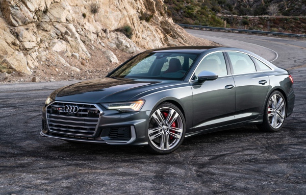 Серебристый седан  Audi S6, 2020 года на повороте 
