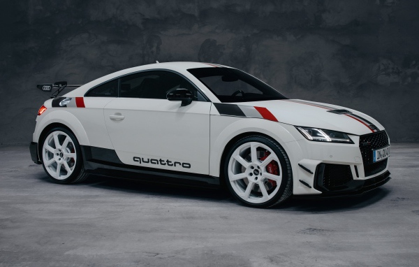 Белый автомобиль Audi TT RS Coupé 40 Jahre Quattro 2020 года на сером фоне