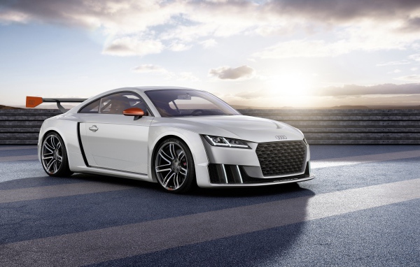 Белый автомобиль Audi TT в лучах солнца 