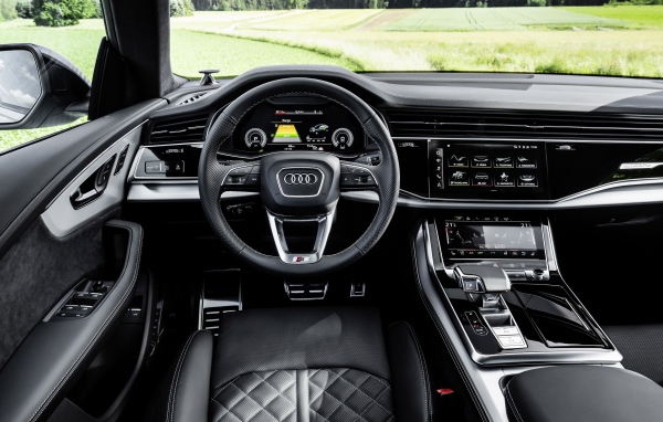 Черный кожаный салон автомобиля Audi Q8 60 TFSI E Quattro S Line 2020 года