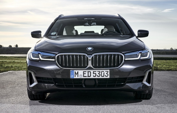 Черный автомобиль BMW 530d XDrive Touring Luxury Line 2020 года вид спереди