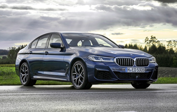 Синий автомобиль бизнес класса BMW 540i XDrive M Sport 2020 года