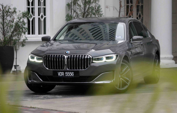 Черный автомобиль BMW 740Le XDrive 2020 года 