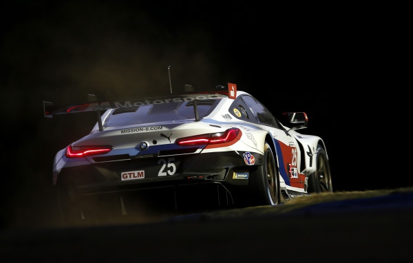 Гоночный автомобиль BMW M8 GTE 2020 года на соревнованиях 