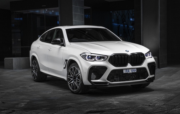 Белый автомобиль BMW X6 M Competition 2020 года 