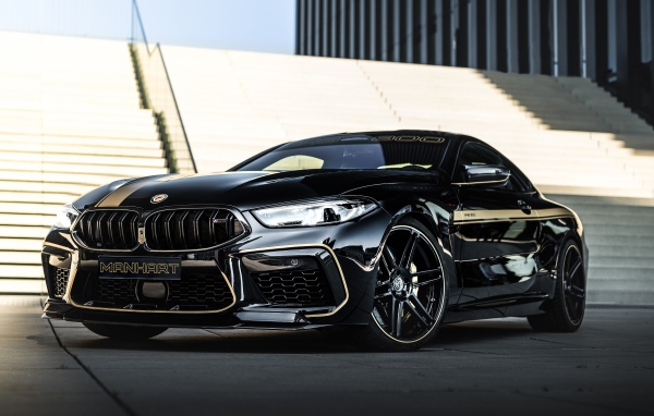 Черный автомобиль BMW Manhart MH8 800 2020 года у лестницы 