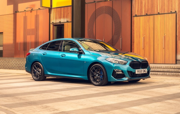 Синий автомобиль BMW 218i Gran Coupe M Sport 2020 года у здания 
