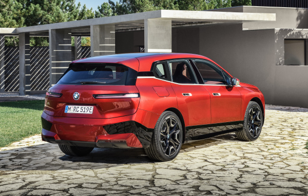 Кроссовер BMW IX Sport 2021 года вид сзади
