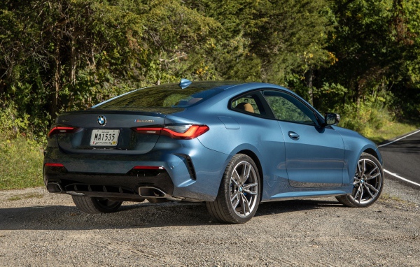 Автомобиль  BMW M440i XDrive Coupe, 2021 года вид сбоку