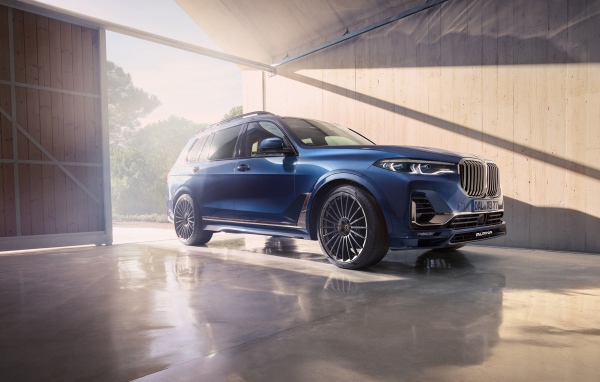 Внедорожник BMW Alpina XB7, 2021 года в гараже 