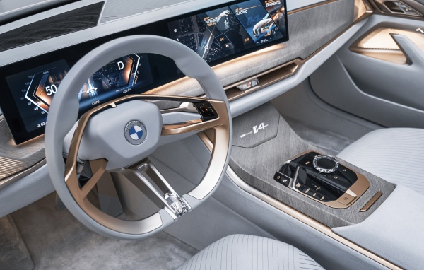 Красивый салон автомобиля BMW Concept I4 2020 года
