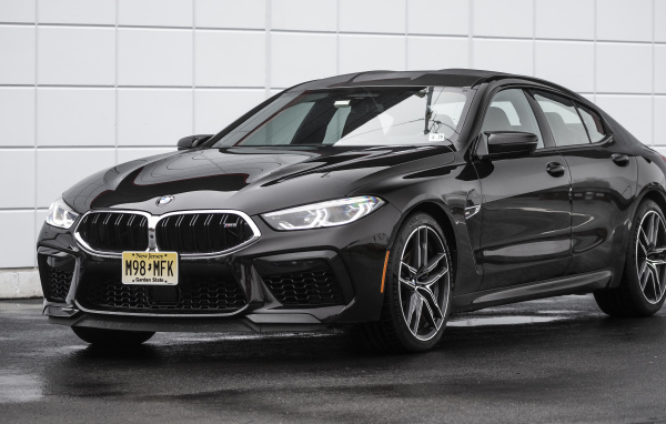 Черный автомобиль BMW M8, 2020 года