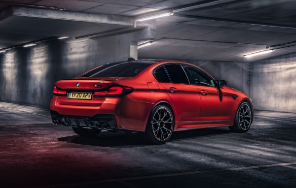 Красный автомобиль BMW M5 Competition 2020 года в тоннеле 