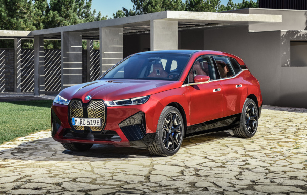 Красный кроссовер BMW IX Sport 2021 года у дома