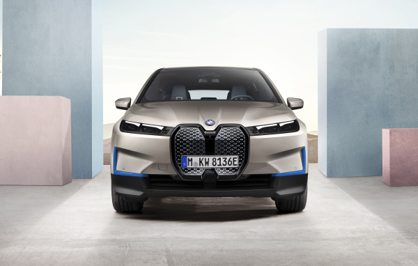 Серебристый автомобиль BMW IX 2021 года вид спереди