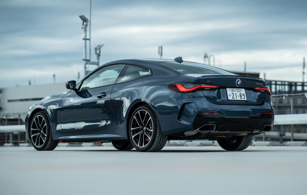 Стильный автомобиль BMW M440i XDrive Coupé 2020 года вид сзади