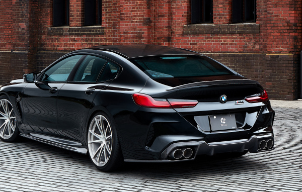 Стильный черный автомобиль BMW M8, 2020 года вид сзади
