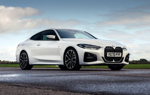 Белый автомобиль BMW 420i Coupé M Sport 2020 года на фоне неба