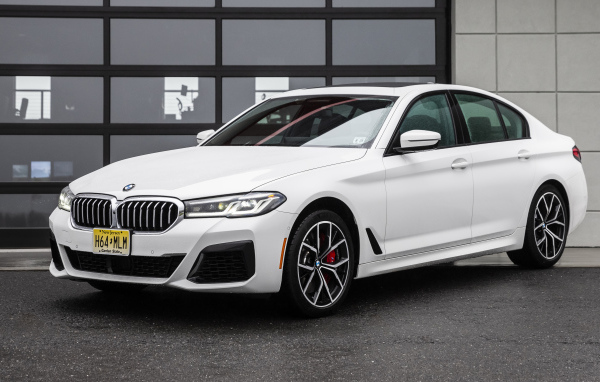 Белый автомобиль BMW 540i XDrive M Sport, 2021 года