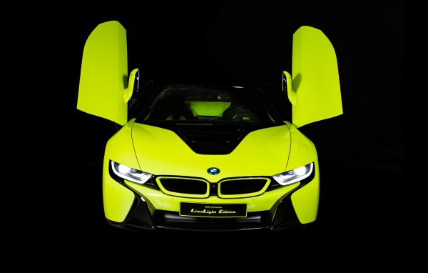 Желтый BMW I8 Roadster, 2019 года с открытыми дверями