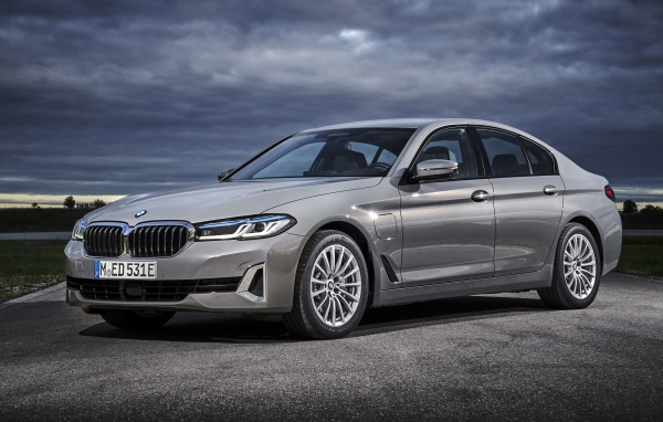 Серебристый автомобиль BMW 530e Luxury Line 2020 года 