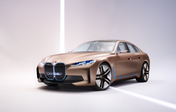 Автомобиль BMW Concept I4 2020 года на сером фоне