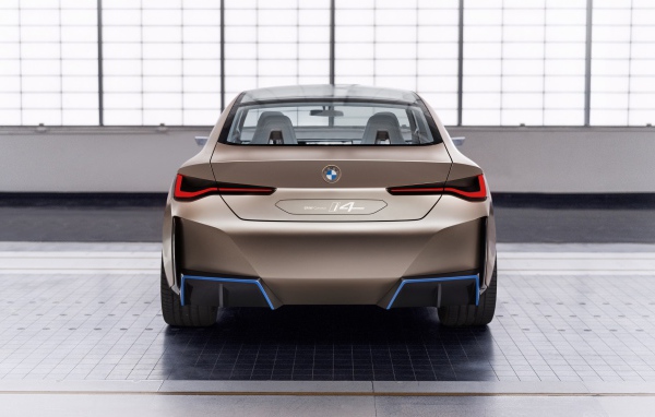 Автомобиль BMW Concept I4 2020 года вид сзади
