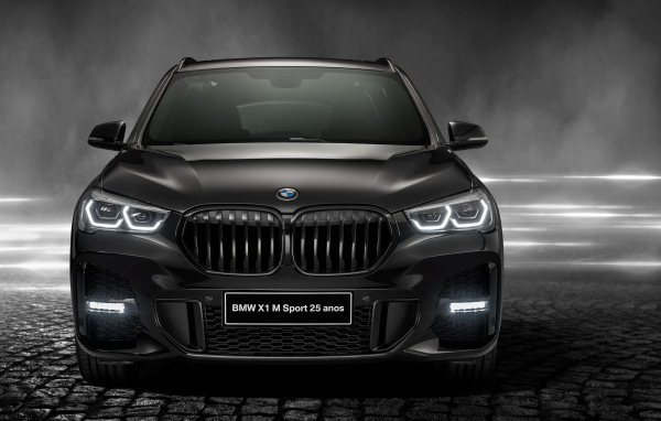 Черный автомобиль BMW X1 SDrive20i M Sport 25 Anos 2020 года вид спереди