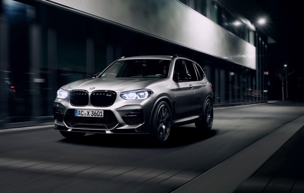 Автомобиль BMW X3 M 2020 года на улице города