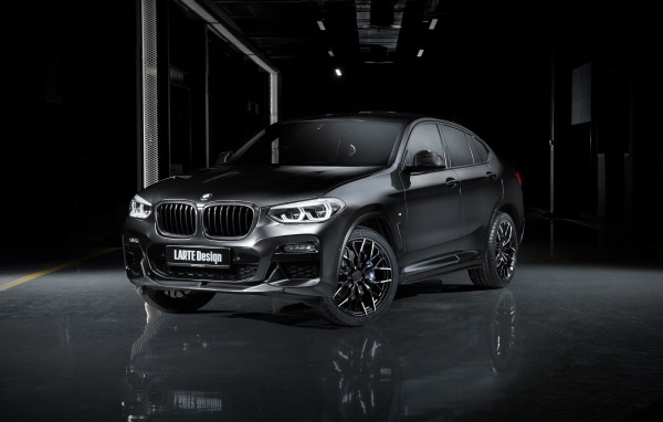Черный внедорожник Larte Design BMW X4 2020 года в гараже 