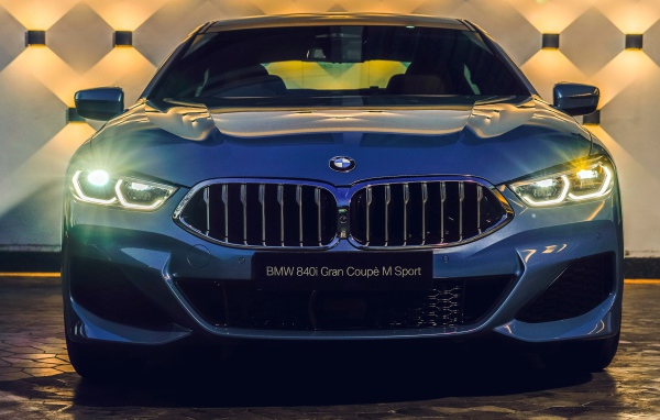 Синий автомобиль BMW 840i M Sport  2020  года крупным планом