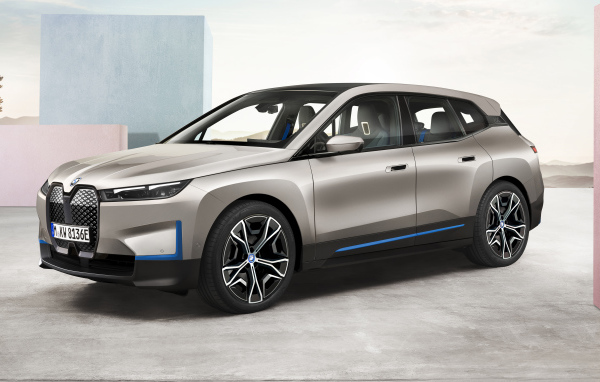 Автомобиль BMW IX 2021 года на выставке