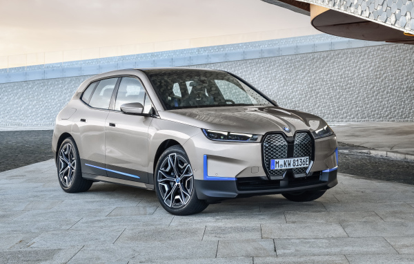 Серебристый внедорожник BMW IX Sport 2021 года  у стены