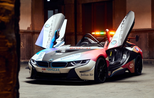 Гоночный автомобиль BMW I8 Roadster с открытыми дверями