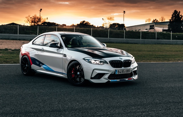 Гоночный автомобиль BMW M2 на трассе 