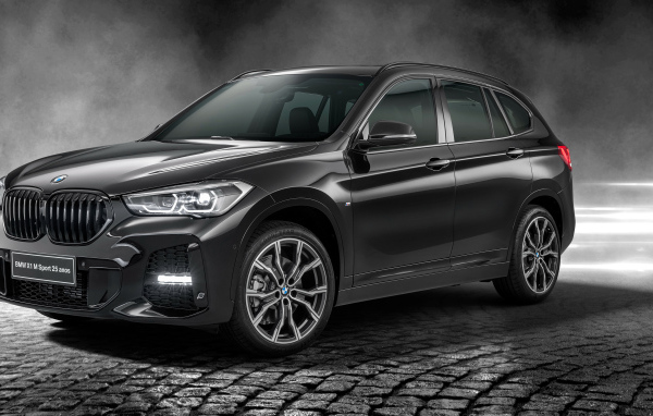 Черный автомобиль BMW X1 SDrive20i M Sport 25 Anos 2020 года в свете софитов
