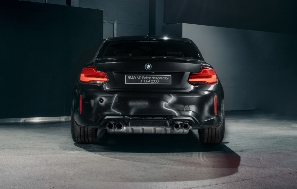 Черный автомобиль  BMW M2, 2020 года вид сзади