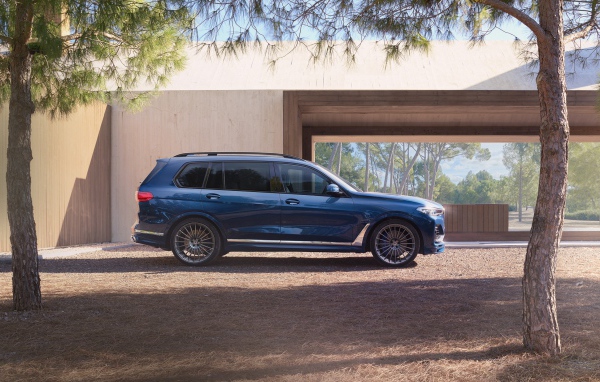 Синий внедорожник  BMW Alpina XB7, 2021 года 