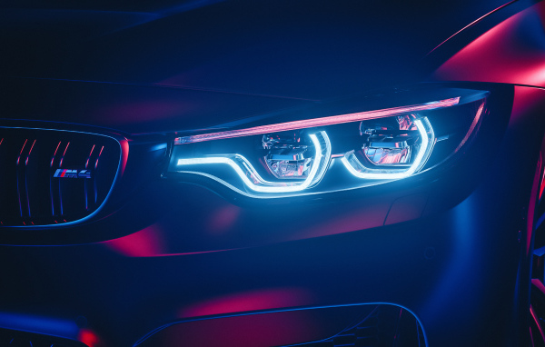 Зажженная фара автомобиля BMW M4 