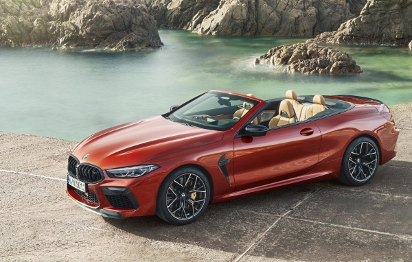 Красный кабриолет BMW M8, 2019 года у воды