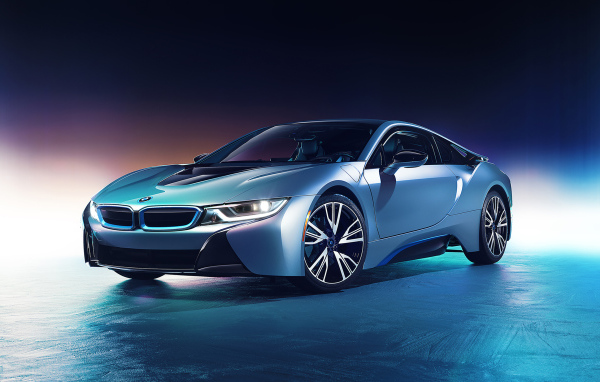 Серебристый автомобиль BMW I8 CGI