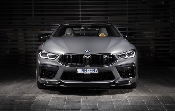 Серебристый автомобиль BMW M8,  2020 года